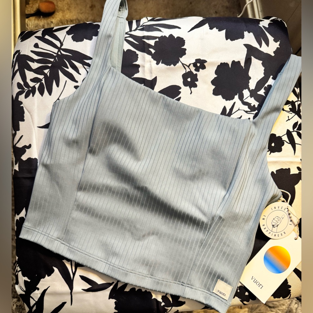 NWT Vuori inversion rib support tank in color mist, size XS never worn- set! - Picture 10 of 16